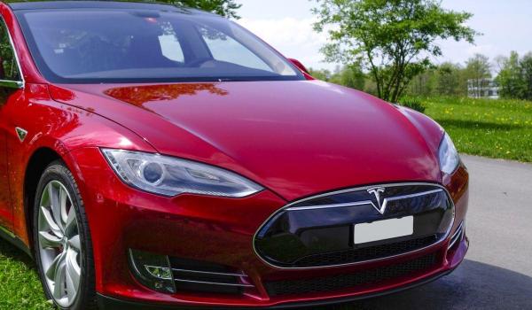 Maşinile Tesla pot fi comandate în România