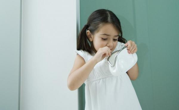 O fetiţă din Satu Mare a furat economiile unei familii, după ce a aflat de la prietenul de joacă unde îşi ţin banii