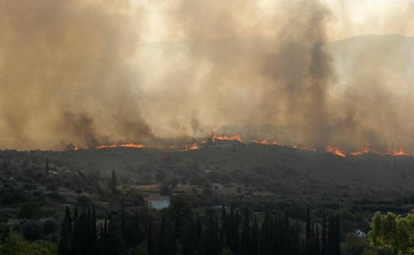Se menţine riscul incendiilor în mai multe zone din Grecia