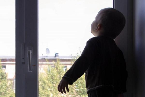 Un copil de şase ani a căzut de la etajul 3, cu părinţii în casă, după ce a vrut să se uite pe geam