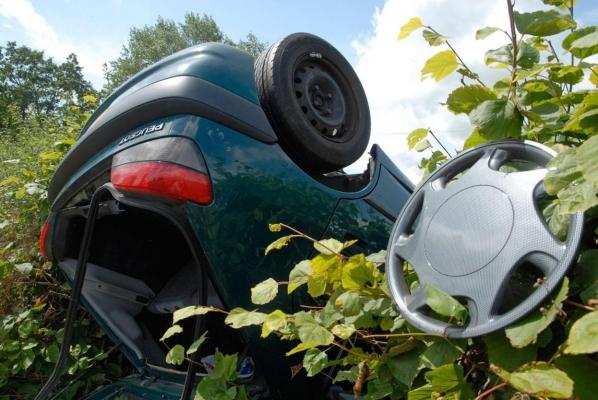 Maşină în care se aflau doi bebeluşi, răsturnată într-o râpă, la Domneşti. Şoferul, un începător care a intrat cu viteză în curbă