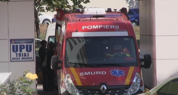 Ambulanță SMURD în fața unui spital