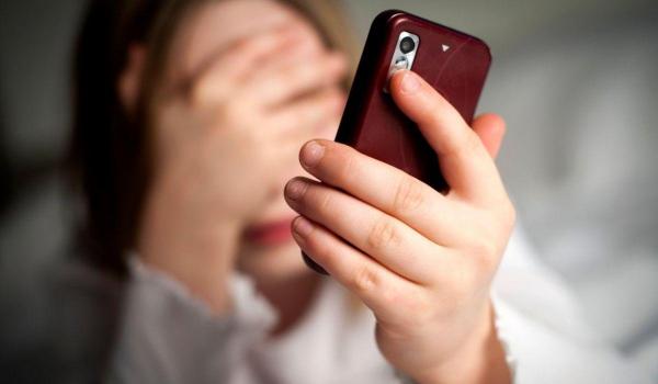 Fată de 14 ani, şantajată de iubitul de pe Facebook cu poze indecente