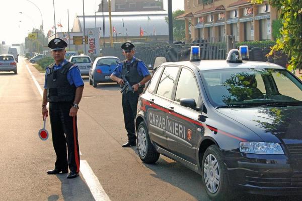 Un român din Italia va sta peste un an la puşcărie după ce a mituit carabinierii cu 200 de euro