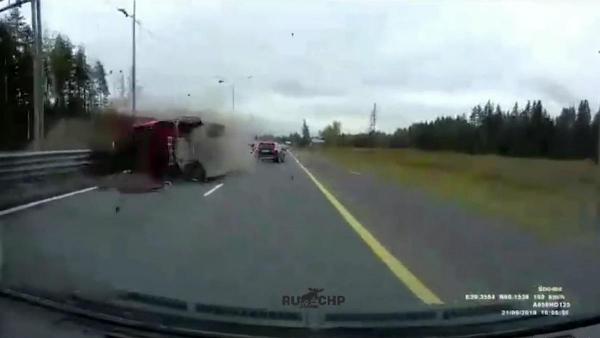 Momentul în care un camion zboară peste parapete, pe autostradă, pe sensul opus (Video)