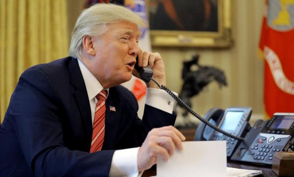 Donald Trump vorbește la telefon în Casa Albă