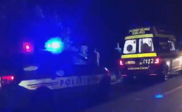 Ambulanță SMURD și poliție la un accident produs noaptea