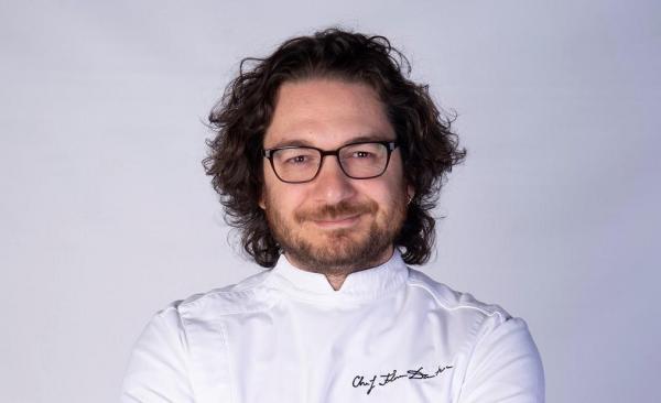 Chef Florin Dumitrescu într-o şedinţă foto