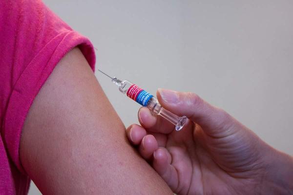 Specialiştii recomandă vaccinarea şi luarea altor măsuri de protecţie