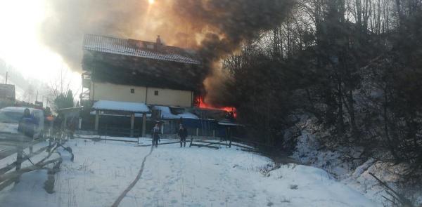O femeie a fost transportată la spital din cauza incendiului