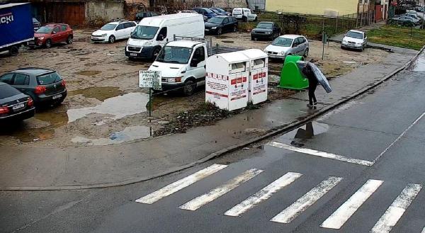 Timișorean amendat după ce a aruncat o saltea la gunoi