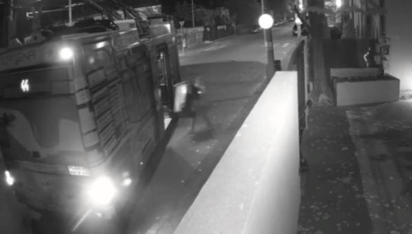 Un hoț a furat o pubelă de gunoi cu troleibuzul, în Ploiești