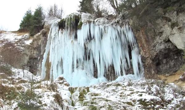 Cascada Pişoaia sau Cascada Miresii a îngheţat