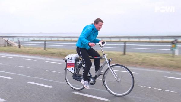 Biciclistă pedalează contra vântului în Olanda