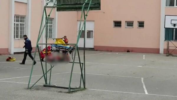 Un elev de 12 ani s-a aruncat de la etajul al doilea al liceului George Calinescu, în Constanţa