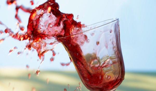 Sute de tone de vin roşu s-au scurs într-un pârâu