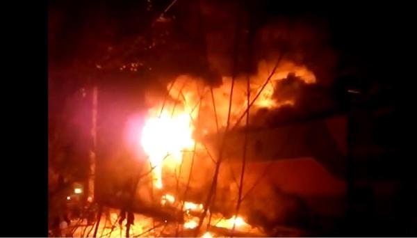Pompierii din Hunedoara au luptat patru ore cu flăcările pentru a le stinge