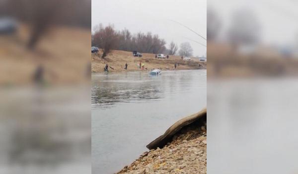 Un șofer a "scăpat" mașina în canalul de la Seimeni