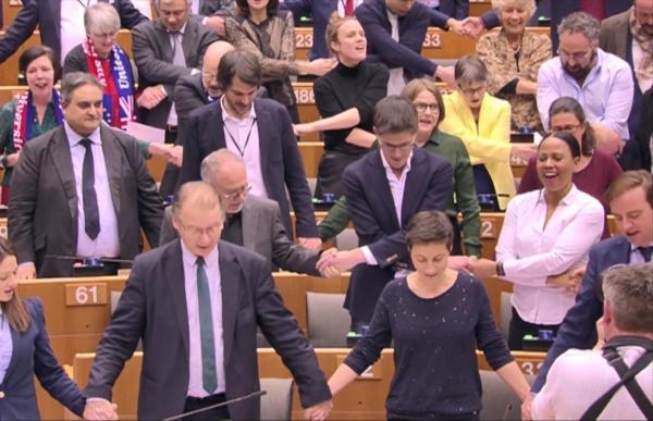 Parlamentarii europeni au ratificat ieşirea din UE a Marii Britanii