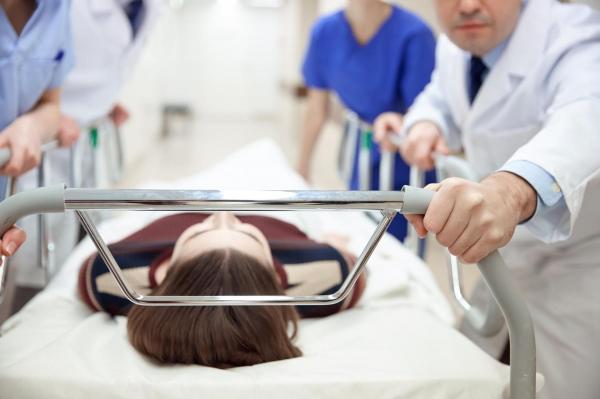 Pacient asistat de medic