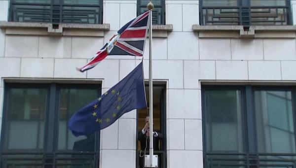 Drapelul Uniunii Europene este dat jos de pe clădirea reprezentanţei Marii Britanii