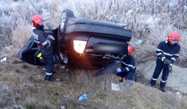 Mașină răsturnată pe polei, pe centura orașului Cluj-Napoca