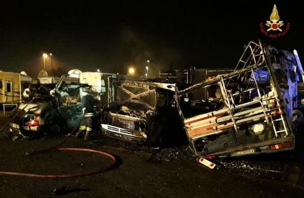 Rulota distrusă de incendiu, în care a murit românul