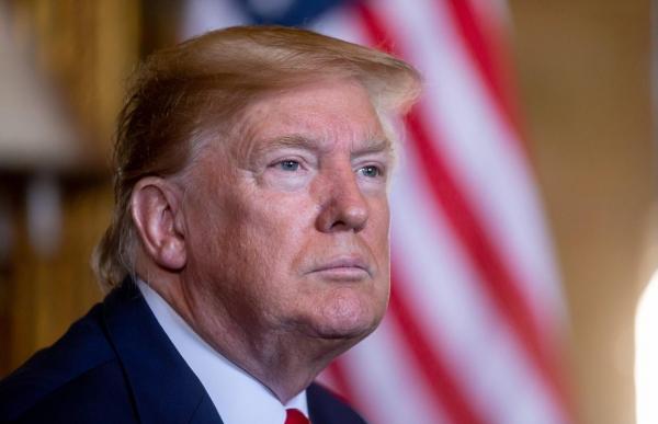 Donlad Trump privește către jurnaliști la Casa Albă