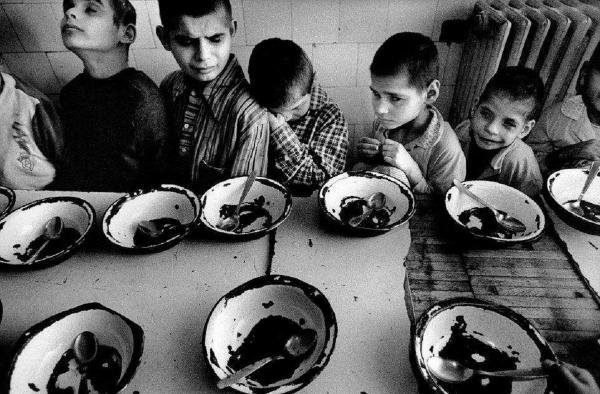 Copiii crescuți în orfelinatele ceaușiste au creierele cu 10% mai mici decât cei adoptați în Marea Britanie