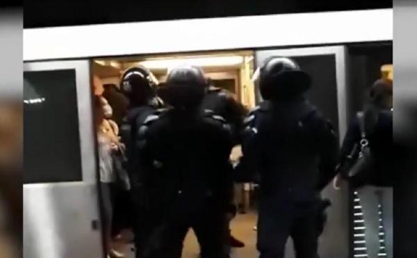 Jandarmeria București a luat pe sus câțiva steliști, în stația de metrou de la Dinamo