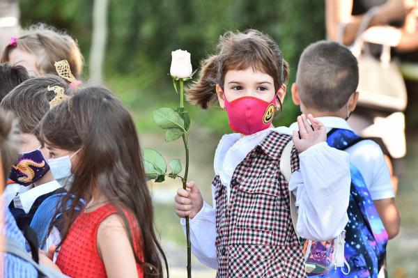 elevi în prima zi de școală