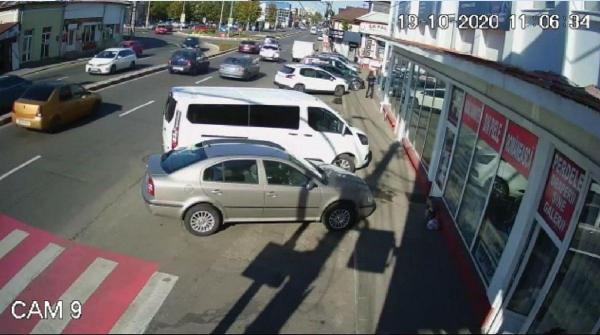 O femeie din Argeș s-a trezit cu poliția la ușă la trei zile după ce a găsit 10.000 de lei într-o parcare