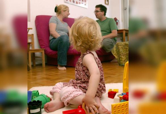 Un tată primeşte 7.000 lei despăgubiri de la fosta soţie care l-a făcut de râs în faţa copiilor