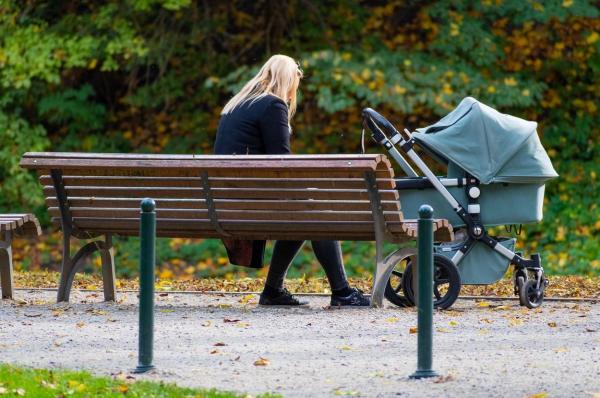 O mamă de 32 de ani a fugit din spital cu bebelușul ei, după ce i s-a spus că sunt infectați cu Covid-19