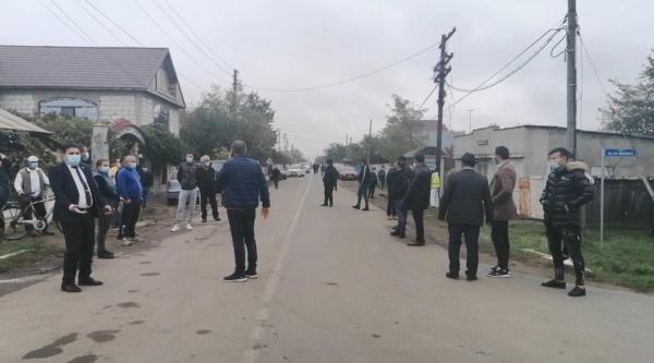 Zeci de oameni au ieșit în stradă, pentru a protesta față de prelungirea carantinei