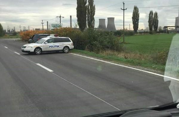 Doi polițiști au pus mașina de-a curmezișul străzii, să prindă vitezomani. Șeful lor a fost schimbat. FOTO