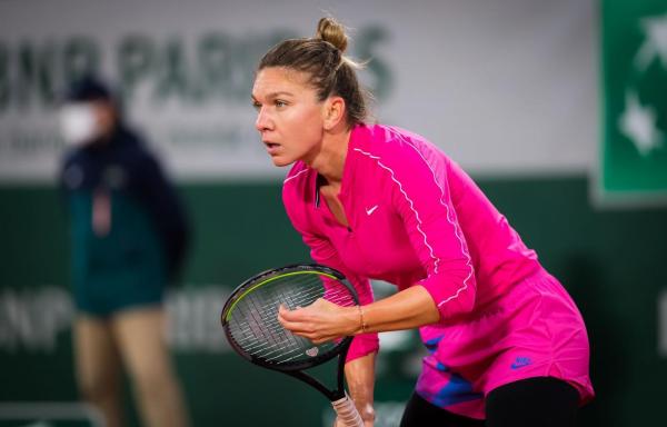 Simona Halep în acțiune, în timpul optimilor de la Roland Garros 2020