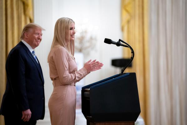 Donald Trump privește admirativ către fiica sa, Ivanka