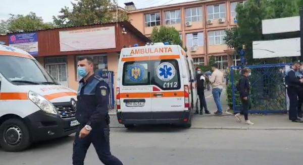 Adolescenți împușcați în cap cu un pistol cu bile, în fața unui liceu din Ploiești