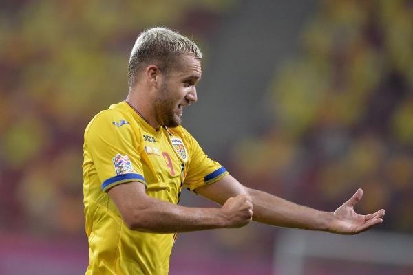 Pușcaș este un centru înaintaș care joacă în Liga a doua engleză