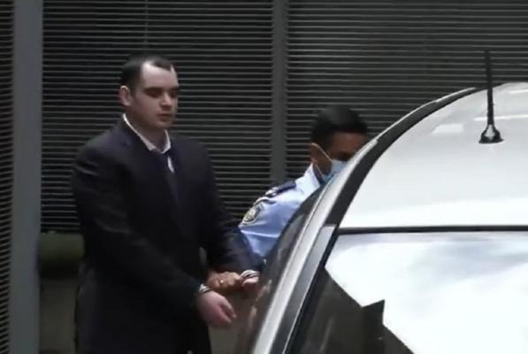 O mamă l-a îmbrăţişat pe ucigaşul fiului său, într-un gest suprem de iertare. Toată sala de judecată a amuţit. VIDEO