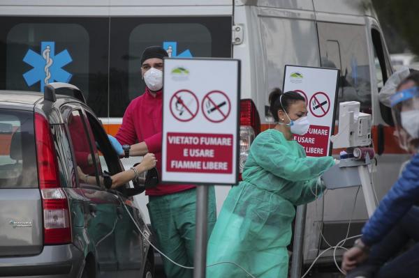 Medicii italieni le administrează pacienților COVID oxigen în parcarea spitalului