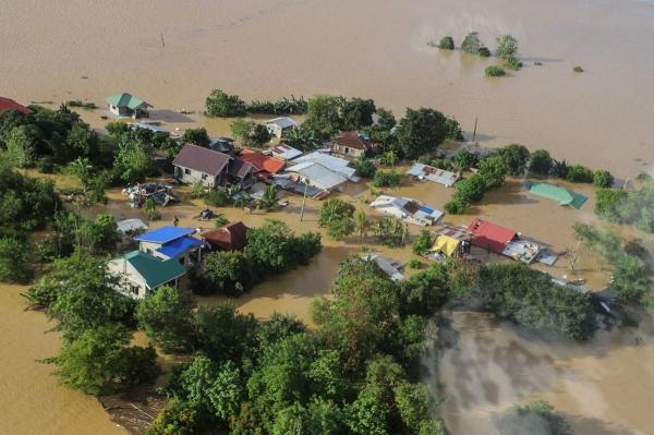Sute de mii de oameni au fost afectaţi de furtună