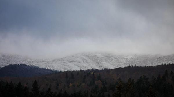 Meteorologii au transmis o informare de ninsori viscolite la munte.