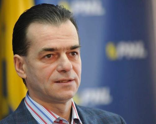 Ludovic Orban, fotografiat în timpul unei conferinţe de presă