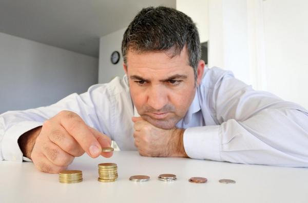 Persoană care numără banii pe care îi mai are, în condiţiile în care românii se plâng că veniturile le-au fost afectate în pandemie