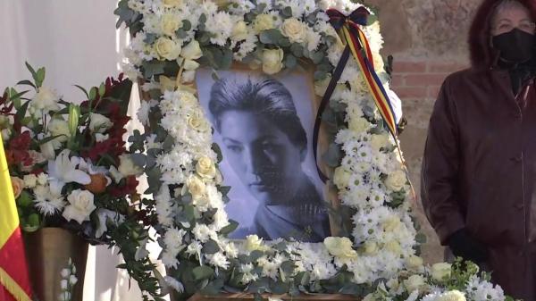 Draga Olteanu Matei a fost condusă pe ultimul drum. Regulile stabilite de CJSU Neamţ, pentru funeralii