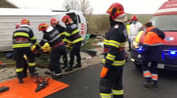 Un microbuz plin cu pasageri s-a răsturnat pe A1 Sibiu - Orăştie. O persoană a murit şi o alta a fost rănită