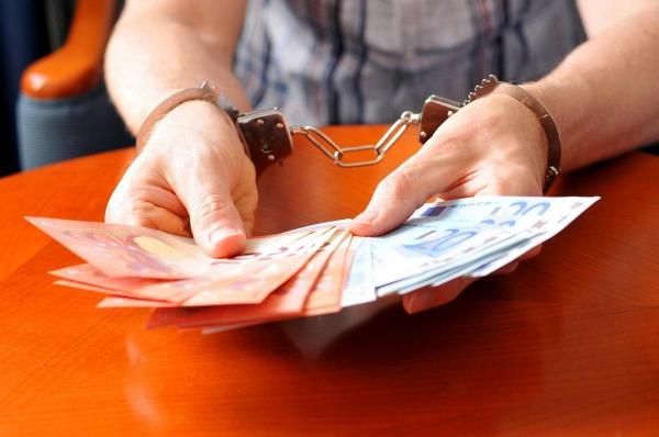 Poliţistul ar fi încasat mita de la rudele unei persoane încarcerate