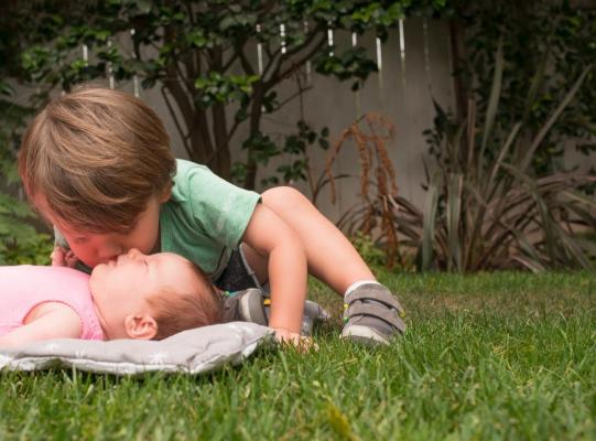 Gemeni născuți la doi ani distanță, părinții credeau că nu vor avea niciodată copii